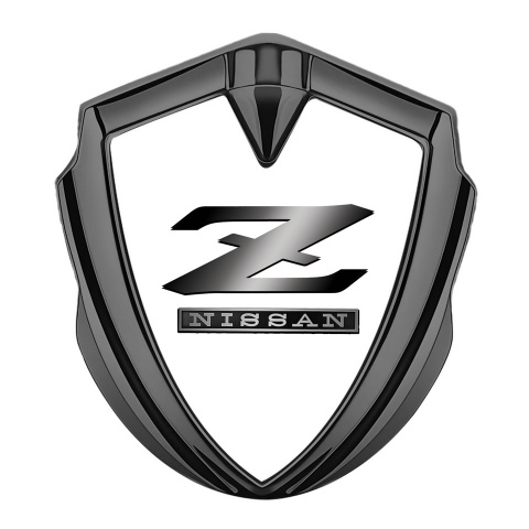 Nissan Z Emblem Abzeichen selbstklebend Graphit Tonfarbe Weiss Fundament mit Metall Logo Auflage