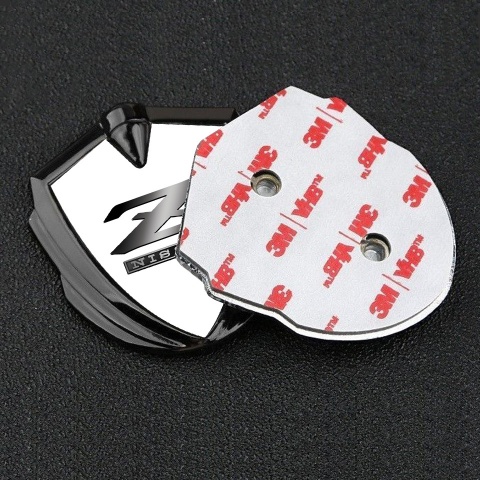 Nissan Z Emblem Abzeichen selbstklebend Graphit Tonfarbe Weiss Fundament mit Metall Logo Auflage