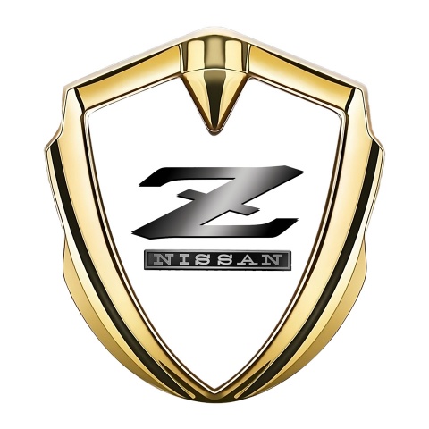 Nissan Z Emblem Abzeichen selbstklebend Goldtonfarbe Weiss Fundament mit Metall Logo Auflage