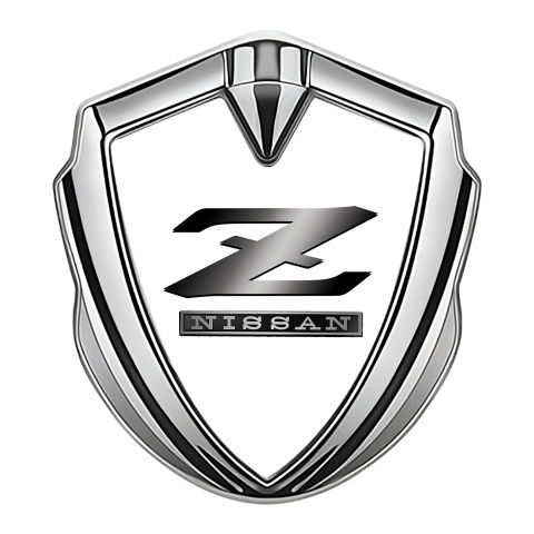 Nissan Z Emblem Abzeichen selbstklebend Silbertonfarbe Weiss Fundament mit Metall Logo Auflage