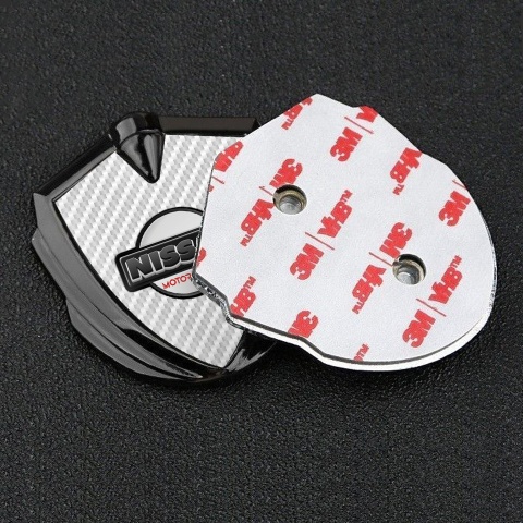 Nissan Seitenflugel Emblem Aufkleber Graphit Tonfarbe Weiss Carbon mit Motorsport Logo Motiv