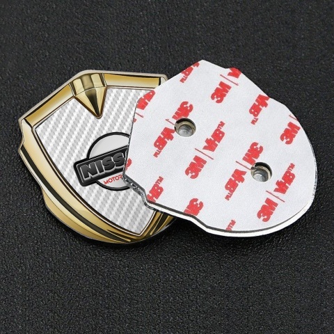 Nissan Seitenflugel Emblem Aufkleber Goldtonfarbe Weiss Carbon mit Motorsport Logo Motiv
