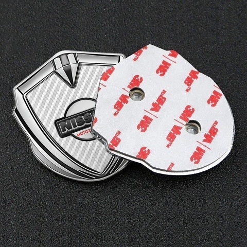 Nissan Seitenflugel Emblem Aufkleber Silbertonfarbe Weiss Carbon mit Motorsport Logo Motiv