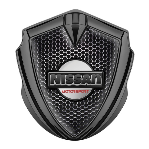 Nissan Emblem Abzeichen Graphit Tonfarbe Perforierter Stahl Effekt mit Motorsport Logo Motiv