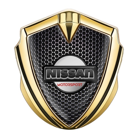 Nissan Emblem Abzeichen Goldtonfarbe Perforierter Stahl Effekt mit Motorsport Logo Motiv