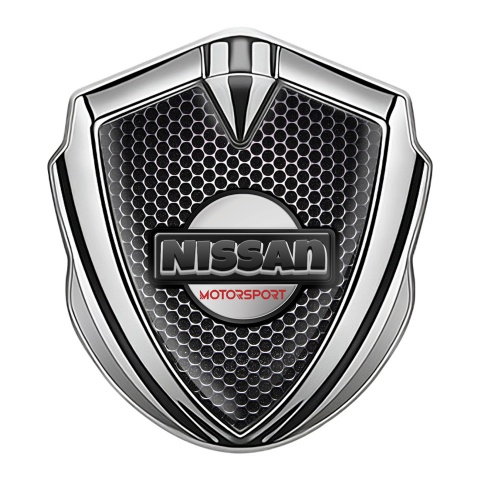 Nissan Emblem Abzeichen Silbertonfarbe Perforierter Stahl Effekt mit Motorsport Logo Motiv