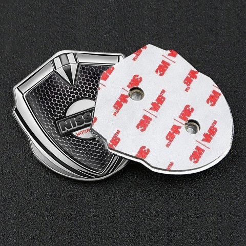 Nissan Emblem Abzeichen Silbertonfarbe Perforierter Stahl Effekt mit Motorsport Logo Motiv