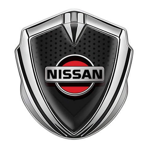 Nissan Emblem Abzeichen selbstklebendv Silbertonfarbe Dunkles Mesh mit Rote Logo Stil