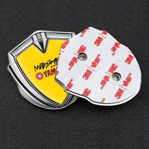 Yamaha Emblem Logo Schriftzug Aufkleber Silbertonfarbe Gelb Hintergrund mit Racing Logo Motiv