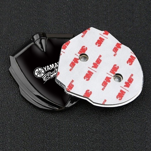 Yamaha Emblem Abzeichen selbstklebend Graphit Tonfarbe Schwarz Hintergrund mit Weiss Logo