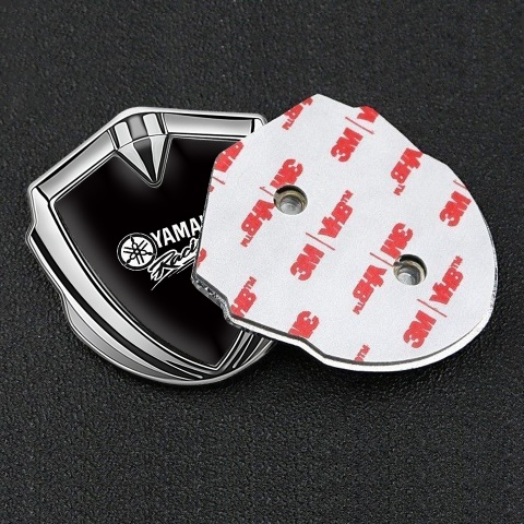 Yamaha Emblem Abzeichen selbstklebend Silbertonfarbe Schwarz Hintergrund mit Weiss Logo