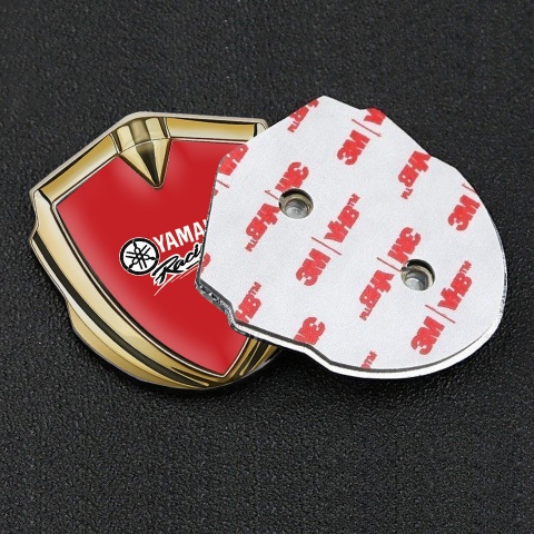 Yamaha Emblem Auto Zeichen Goldtonfarbe Rote Hintergrund mit Weiss logo