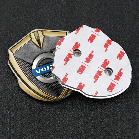Volvo Emblem Logo Schriftzug Aufkleber Goldtonfarbe Zerkratzter Stein mit gitter Design