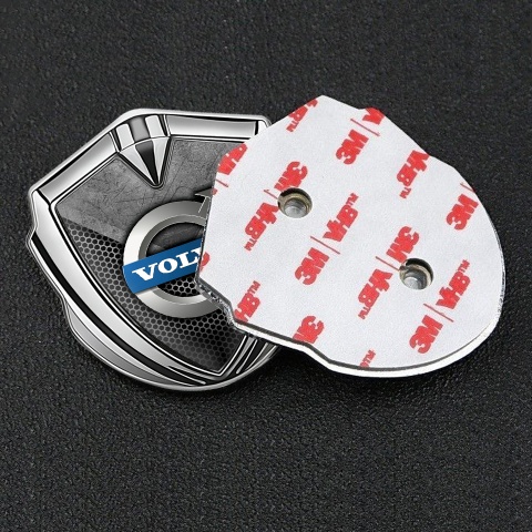 Volvo Emblem Logo Schriftzug Aufkleber Silbertonfarbe Zerkratzter Stein mit gitter Design