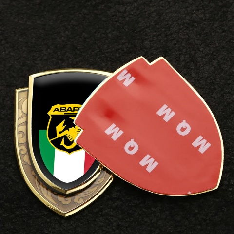 Fiat Abarth Abzeichen selbstklebend Goldtonfarbe Schwarz Basis mit Italienische Flagge Motiv
