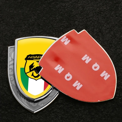 Fiat Abarth Seitenflugel Emblem Aufkleber Silbertonfarbe Gelb Basis mit Italienische Flagge Logo