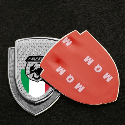 Fiat Abarth Abzeichen selbstklebend Silbertonfarbe Wabeneffekt Basis mit Schwarz Logo