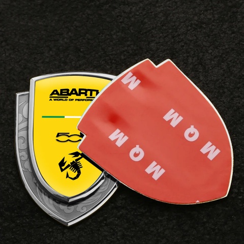 Fiat Abarth 500 Emblem Abzeichen Silbertonfarbe Gelb Hintergrund mit Schwarz Logo Design