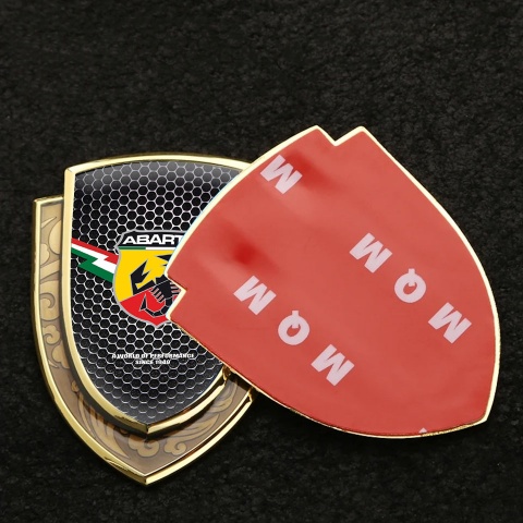 Fiat Abarth Abzeichen selbstklebend Goldtonfarbe Perforierter Stahl Effekt mit Blitz Logo Stil