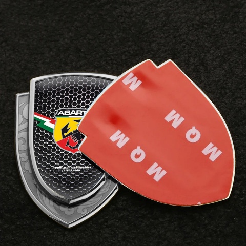Fiat Abarth Abzeichen selbstklebend Silbertonfarbe Perforierter Stahl Effekt mit Blitz Logo Stil