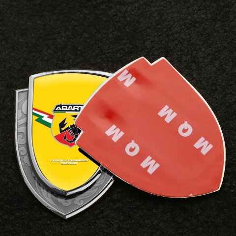 Fiat Abarth Emblem Auto Zeichen Silbertonfarbe Gelb Fundament mit Blitz Logo Stil