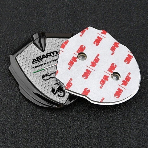Fiat Abarth 500 Abzeichen selbstklebend Graphit Tonfarbe Wabeneffekt Hintergrund mit Schwarz Logo