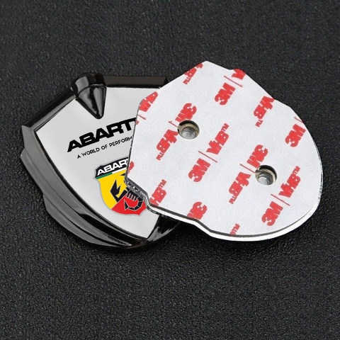 Fiat Abarth Emblem Abzeichen selbstklebend Graphit Tonfarbe Grau Hintergrund mit Schild Logo
