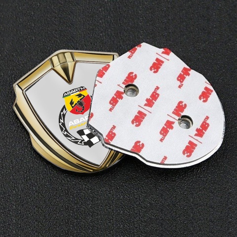 Fiat Abarth Abzeichen selbstklebend Goldtonfarbe Grau Hintergrund mit Racing Logo Motiv
