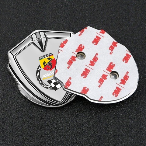 Fiat Abarth Abzeichen selbstklebend Silbertonfarbe Grau Hintergrund mit Racing Logo Motiv