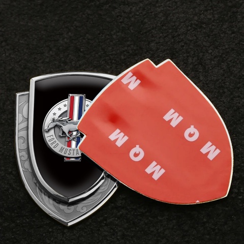 Ford Mustang Emblem Abzeichen Silbertonfarbe mit Schwarz Fundament und Klassisch Logo