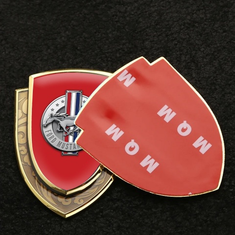 Ford Mustang Emblem Abzeichen selbstklebend Goldtonfarbe mit Rote Basis und Klassisch Logo