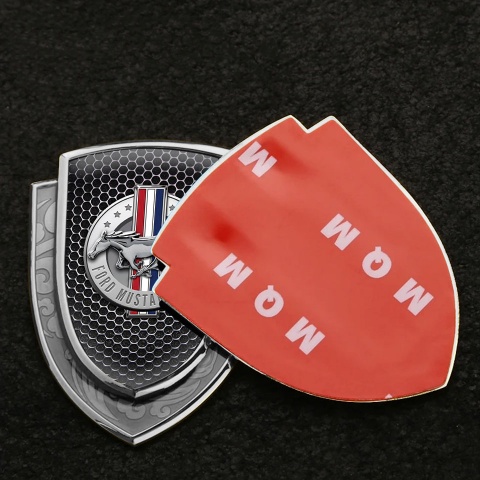 Ford Mustang Emblem Abzeichen selbstklebend Silbertonfarbe mit Perforierter Stahl Basis
