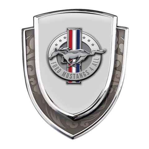Ford Mustang Emblem Auto Zeichen Silbertonfarbe mit Grau Hintergrund und Chrome Logo Stil