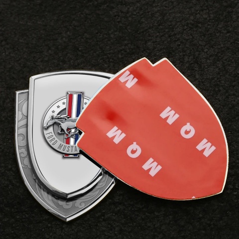 Ford Mustang Emblem Auto Zeichen Silbertonfarbe mit Grau Hintergrund und Chrome Logo Stil