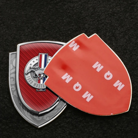Ford Mustang Selbstklebendes Metallaufkleber Emblem Silbertonfarbe mit Rote Carbon stil