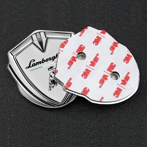 Lamborghini Emblem Auto Zeichen Silbertonfarbe mit Grau Hintergrund und Italienische Flagge Logo Motiv