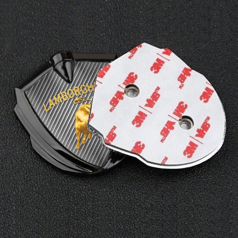 Lamborghini Selbstklebendes Metallaufkleber Emblem Graphit Tonfarbe mit Kohlenstoff Hintergrund und Gold Logo Design