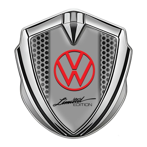 VW Selbstklebendes Metallaufkleber Emblem Silbertonfarbe mit Grauer Gittereffekt Hintergrund