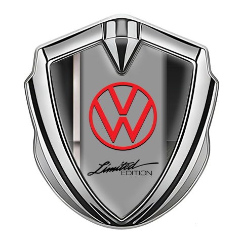 VW Emblem Logo Schriftzug Aufkleber mit Silbertonfarbe und Grau Sportstreifen auf der Basis