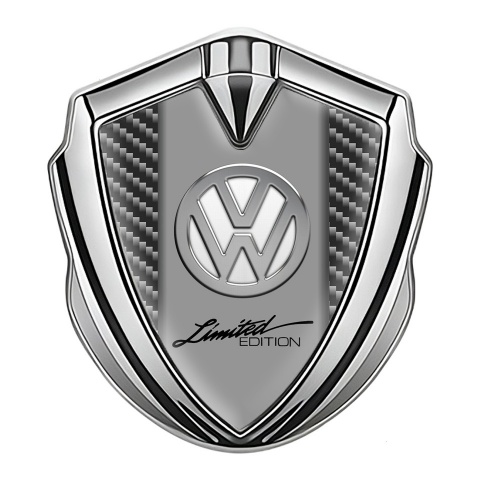 VW Emblem Logo Schriftzug Aufkleber Silbertonfarbe mit Dunkel Carbon und Chrom Logo Stil