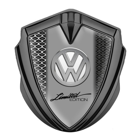 VW Emblem Abzeichen selbstklebend Graphit Tonfarbe mit Metallmuster und Chrom Logo
