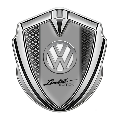 VW Emblem Abzeichen selbstklebend Silbertonfarbe mit Metallmuster und Chrom Logo