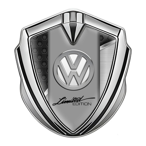 VW Abzeichen selbstklebend Silbertonfarbe mit 3D Hintergrund Design und Limited Edition logo