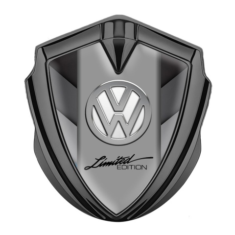 VW Emblem Abzeichen selbstklebend Graphit Tonfarbe mit Graue Streifen Basis und Chrom Logo Stil