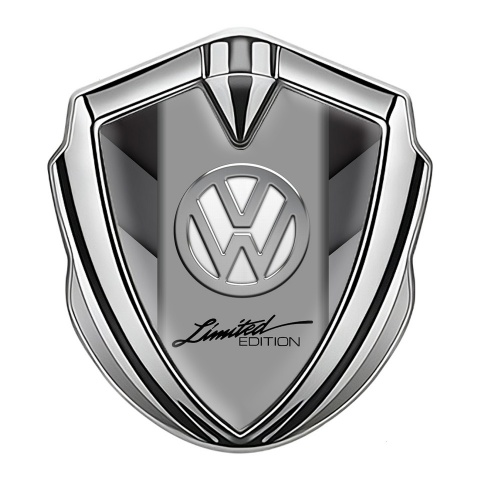 VW Emblem Abzeichen selbstklebend Silbertonfarbe mit Graue Streifen Basis und Chrom Logo Stil