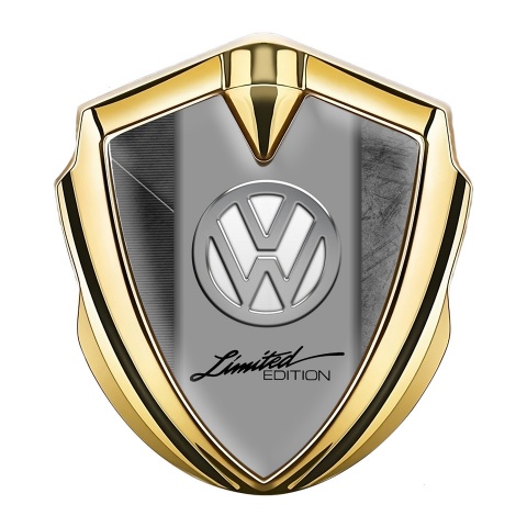 VW Emblem Auto Zeichen Goldtonfarbe mit Zerkratzte Oberflaache Hintergrund Auflage