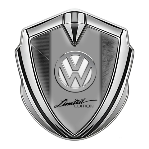 VW Emblem Auto Zeichen Silbertonfarbe mit Zerkratzte Oberflaache Hintergrund Auflage