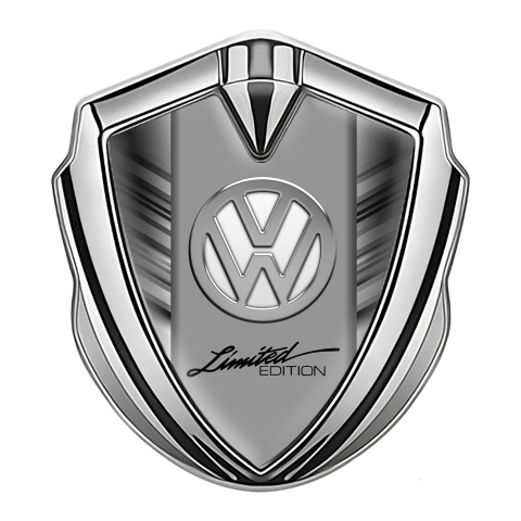 VW Abzeichen selbstklebend Silbertonfarbe mit 3D Grau Linien Fundaments