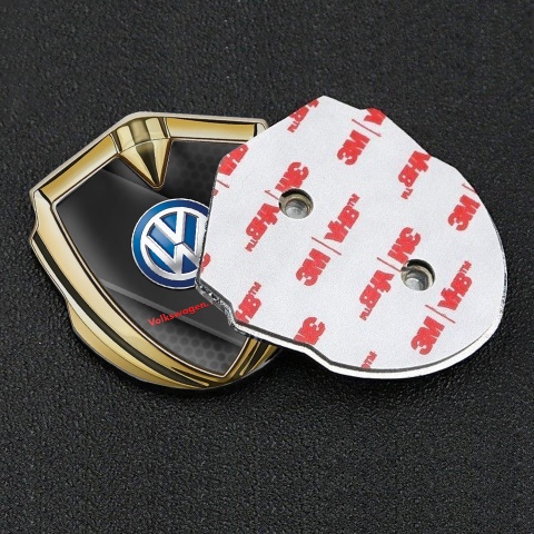 VW Emblem Abzeichen selbstklebend Goldtonfarbe mit Diagonale schwarze Platte Auflage