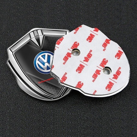 VW Emblem Abzeichen selbstklebend Silbertonfarbe mit Diagonale schwarze Platte Auflage